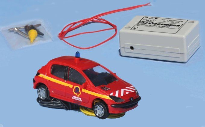 Peugeot 206, pompiers d'Indre et Loire ; avec gyrophare clignotant fonctionnel et phares éclairés