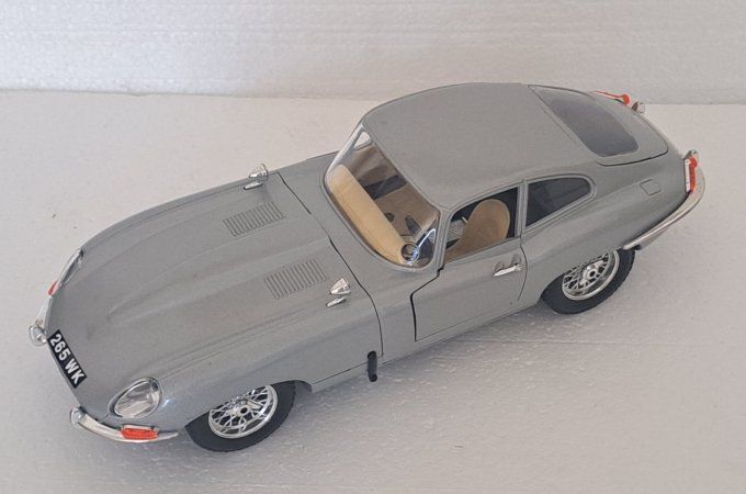 JAGUAR E COUPE 1961 SILVERBLUE 1/18 Burago
