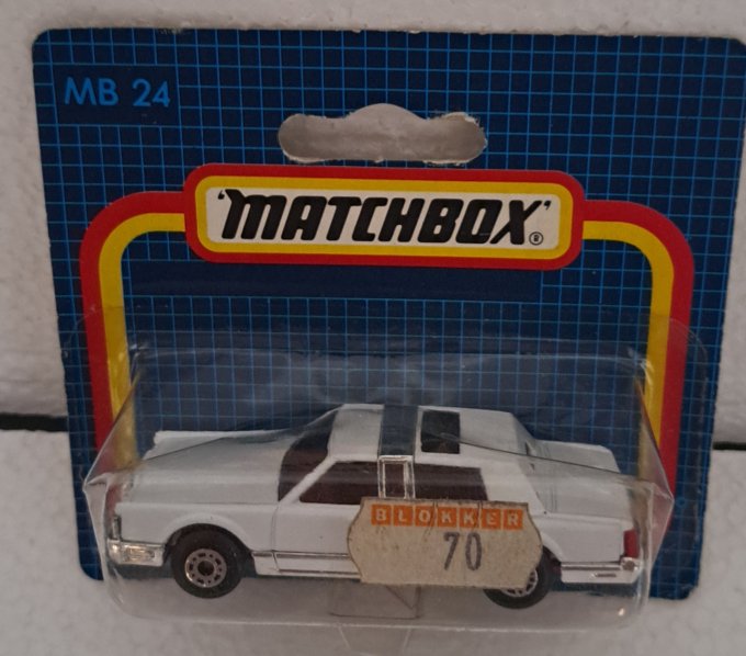 MB197 LINCOLN TOWN CAR N°24