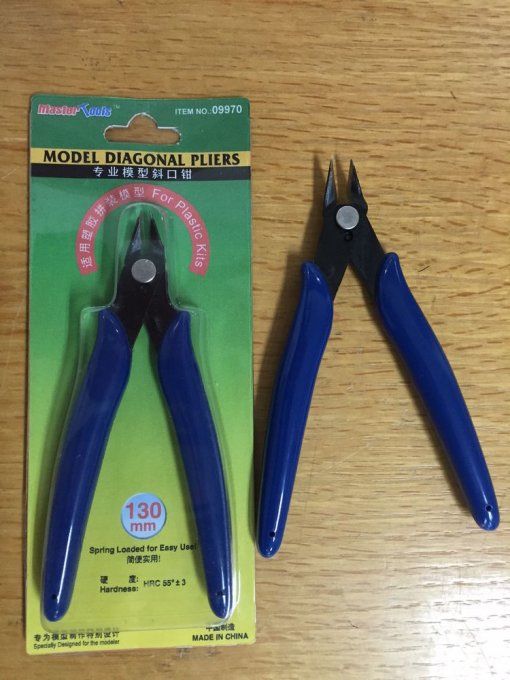 Model Diagonal Pliers